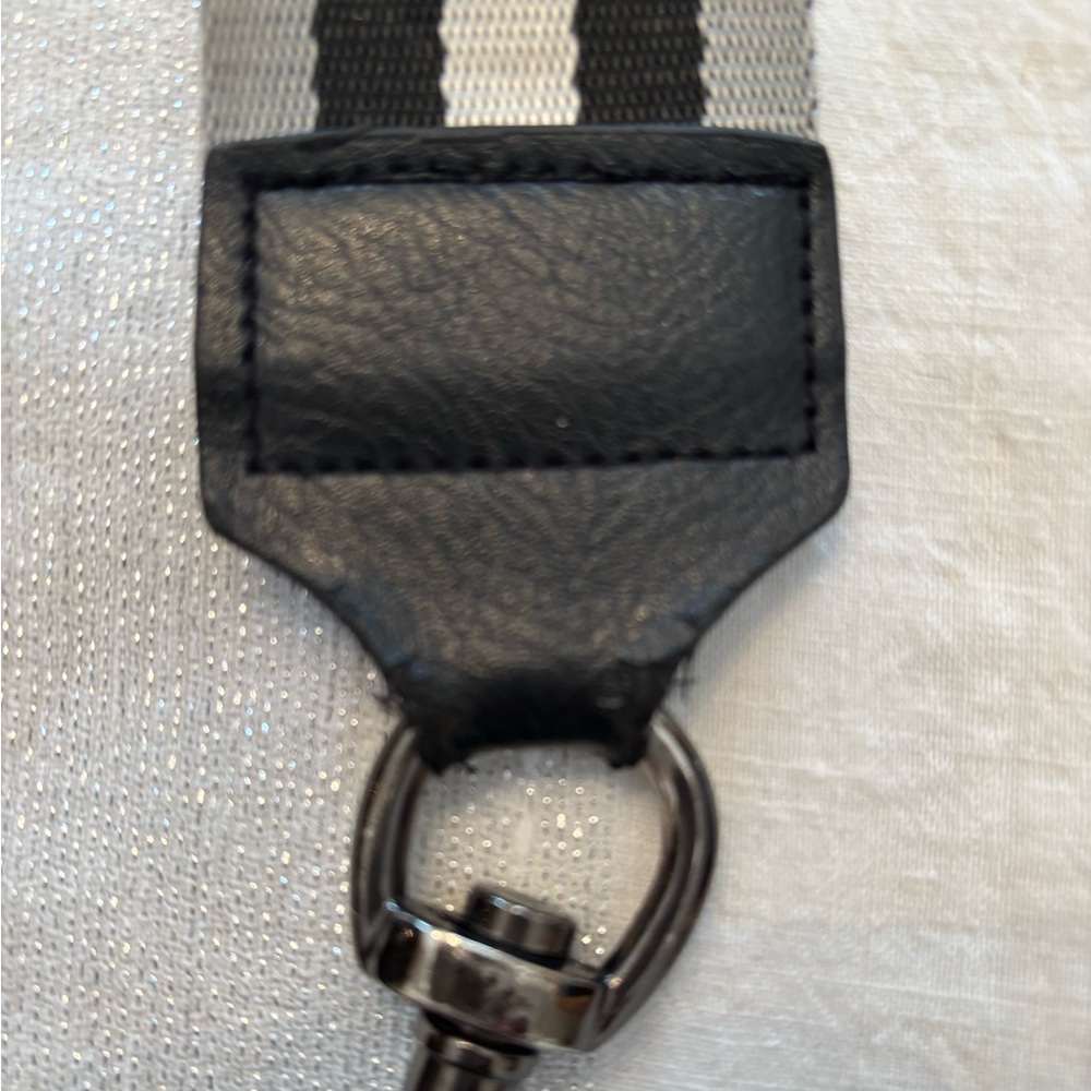 Think Rolyn Crossbody Bag - Picture 10 of 11